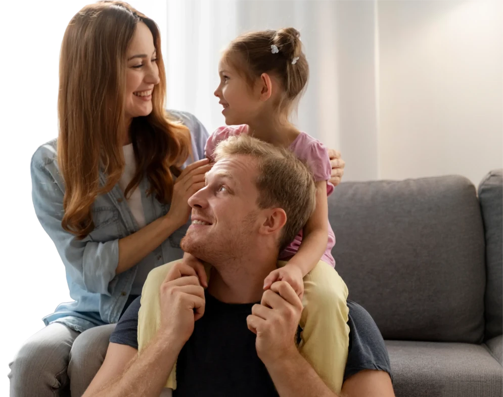 Família feliz. Pai com a filha no colo e a mãe do lado